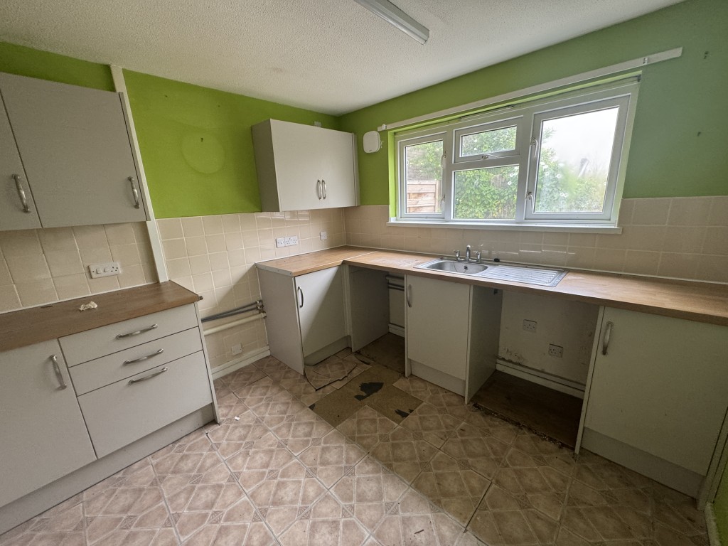 Lot: 127 - END-TERRACE HOUSE FOR IMPROVEMENT - Kitchen